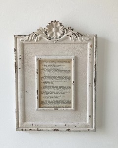 Ramka na zdjęcia w kolorze antycznej bieli 28 cm x 37 cm 