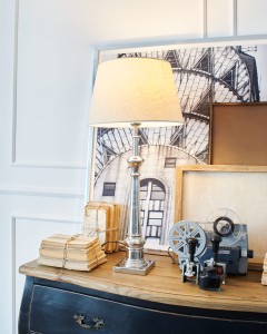 Chromowana lampa stołowa Bordeaux z kremowym abażurem