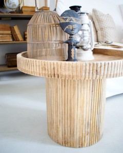 Okrągły drewniany stolik East Colonial 60 cm